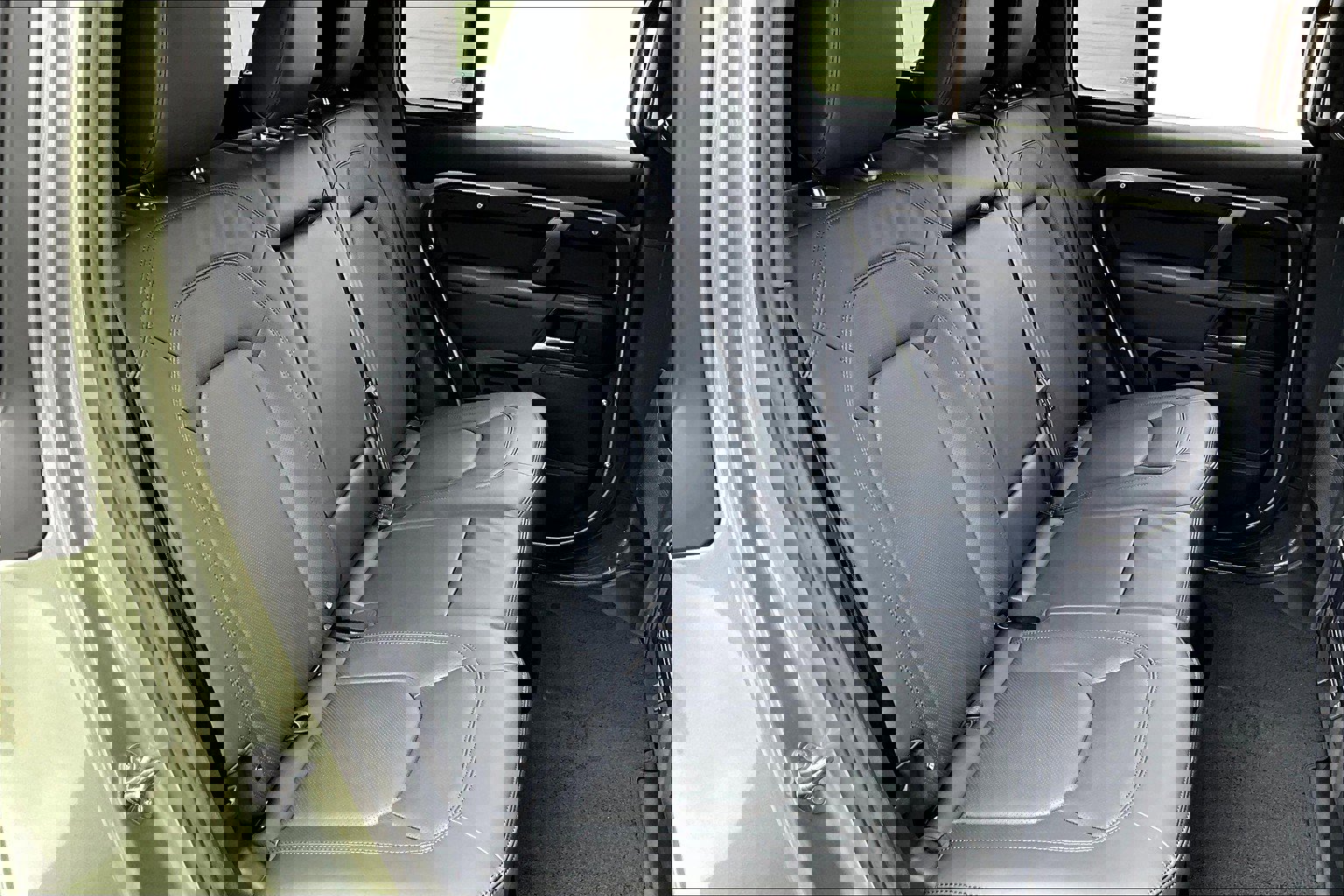 2025 Land Rover Defender 110 X-Dynamic SE photo 5