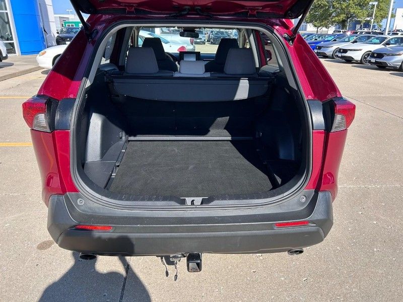 2019 Toyota RAV4 XLE photo 2