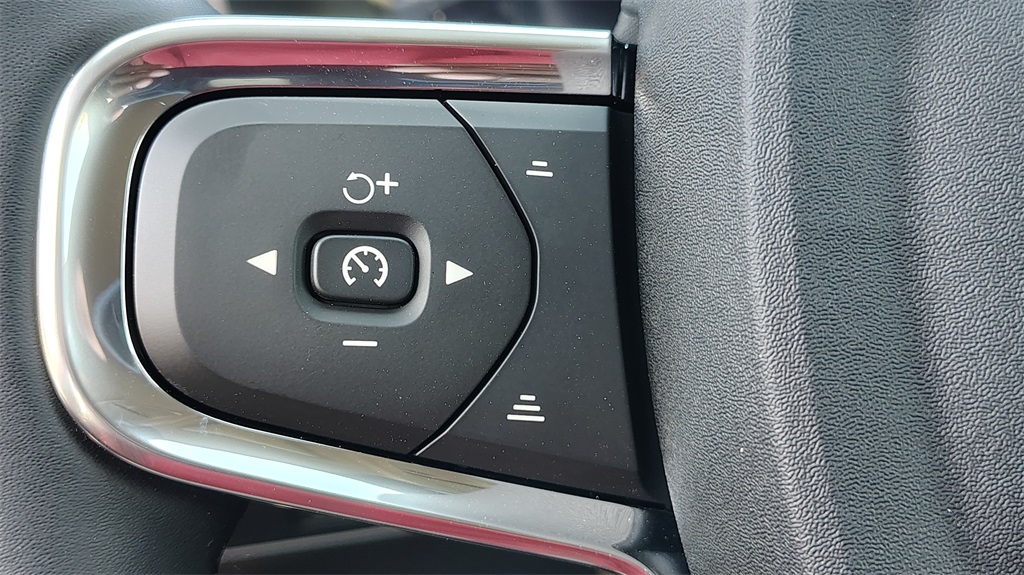 2026 Volvo XC40 Core photo 13