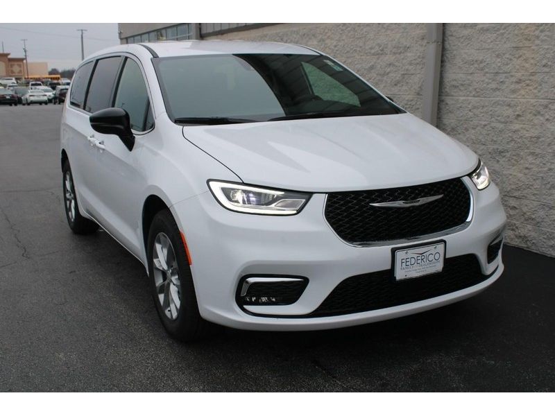 2026 Chrysler Pacifica photo 2