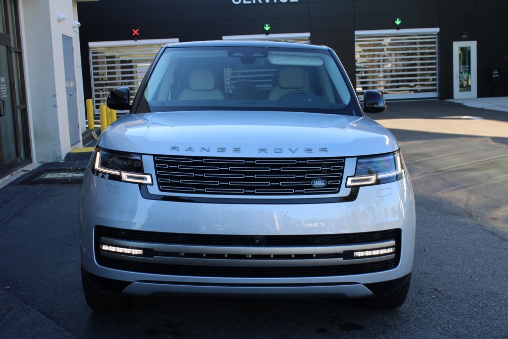 2024 Land Rover Range Rover SE photo 3