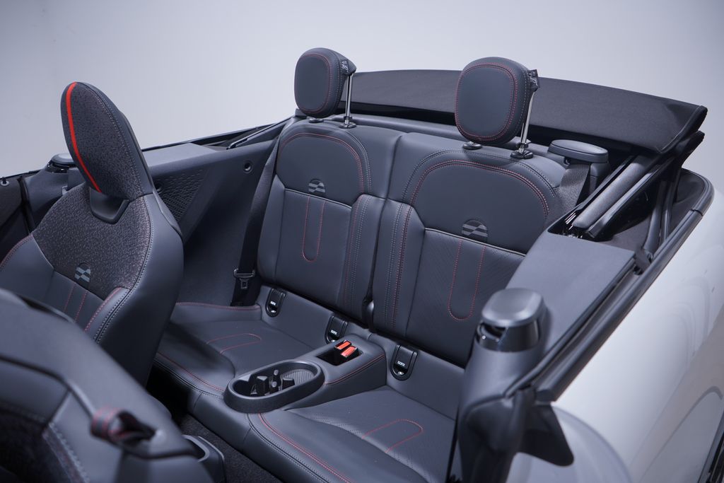 2026 Mini Cooper Convertible Iconic photo 12