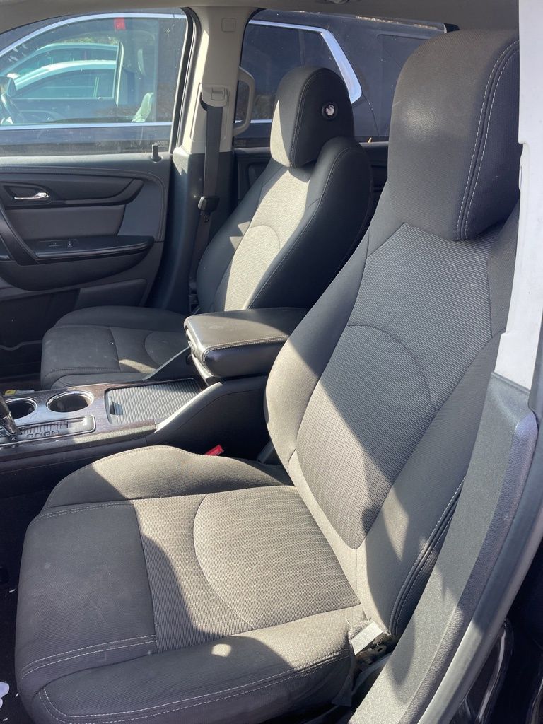 2017 Chevrolet Traverse 1LT photo 3