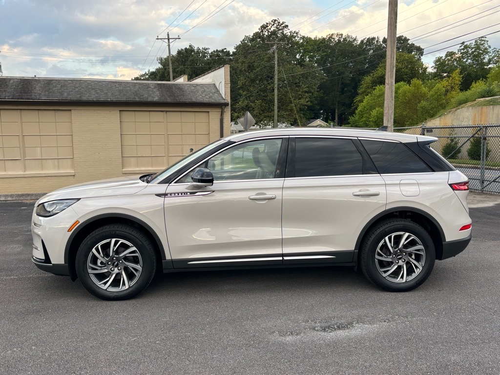 2023 Lincoln Corsair Standard photo 2