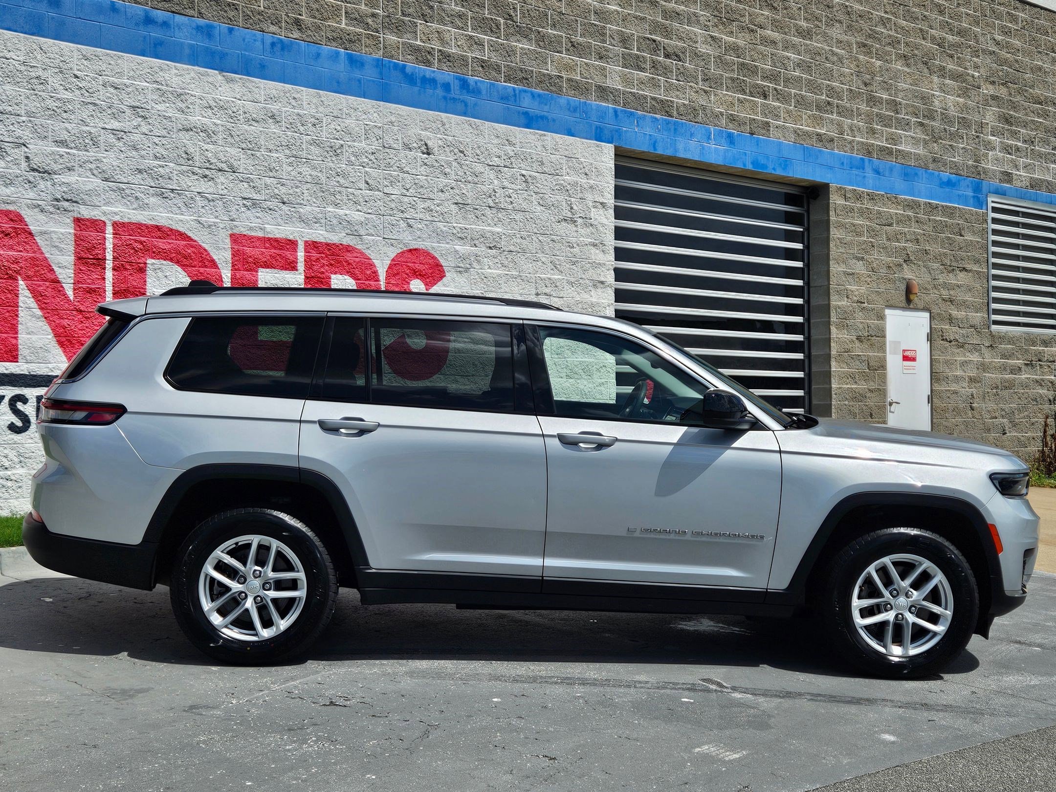 2023 Jeep Grand Cherokee Laredo photo 6