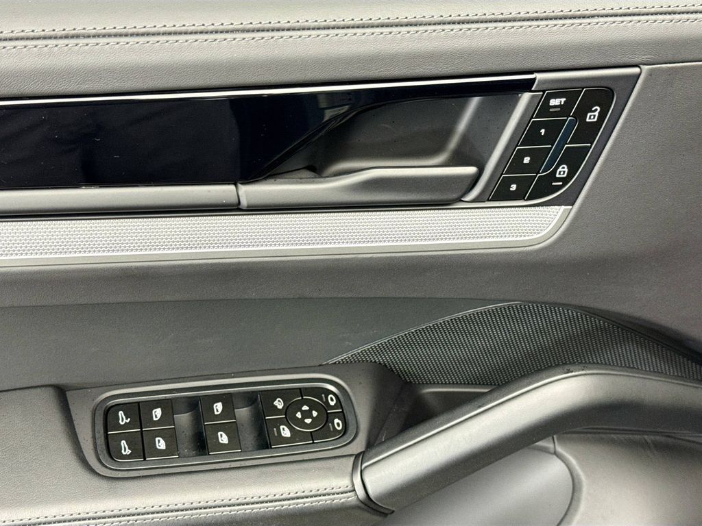 2025 Porsche Cayenne Coupe Base photo 21