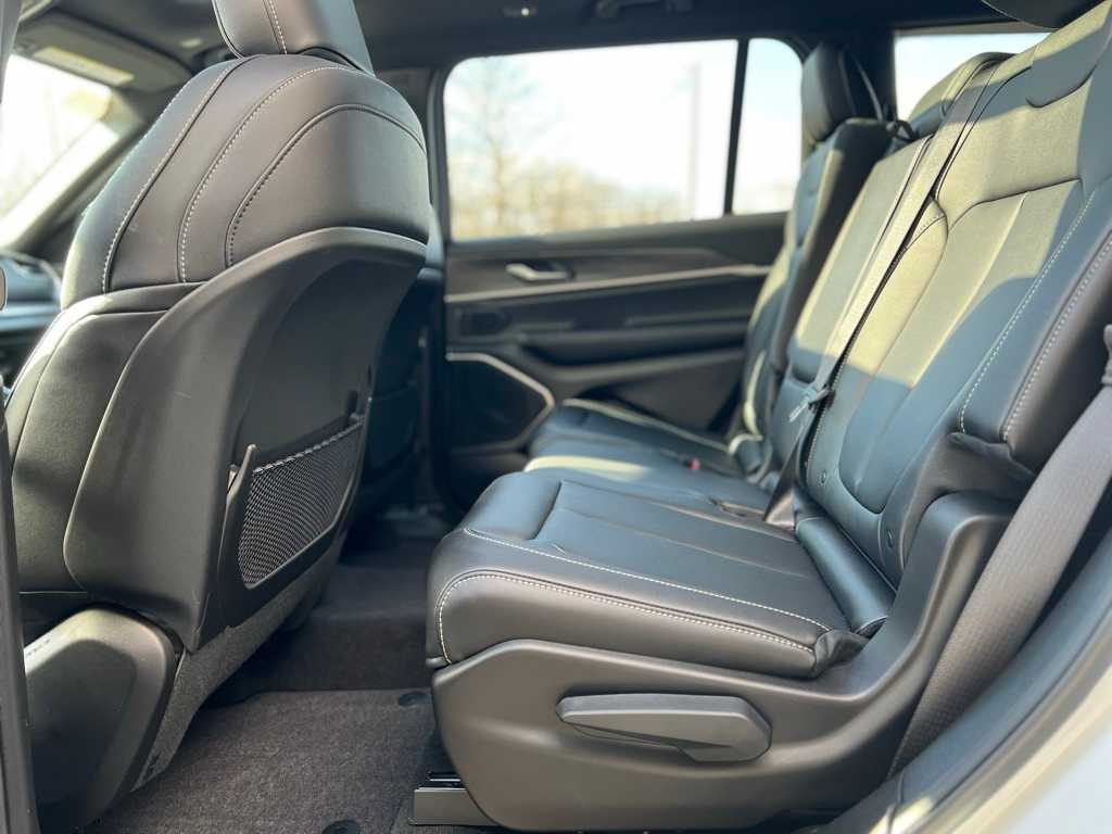 2025 Jeep Grand Cherokee Limited photo 4