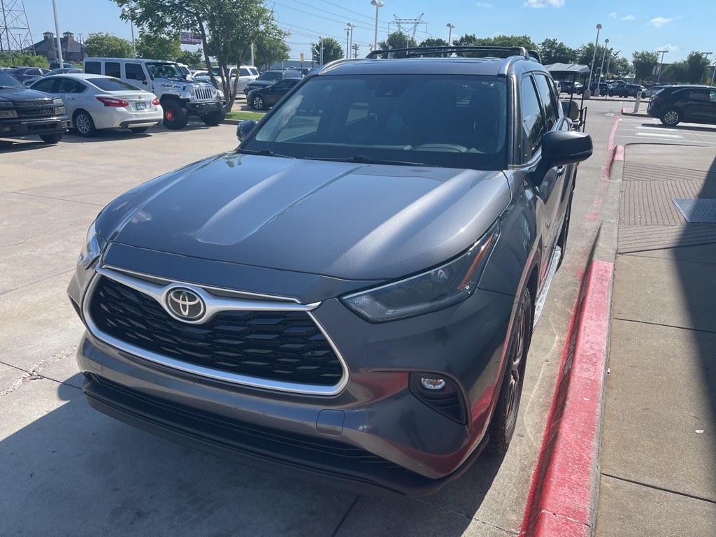 2021 Toyota Highlander XLE photo 2