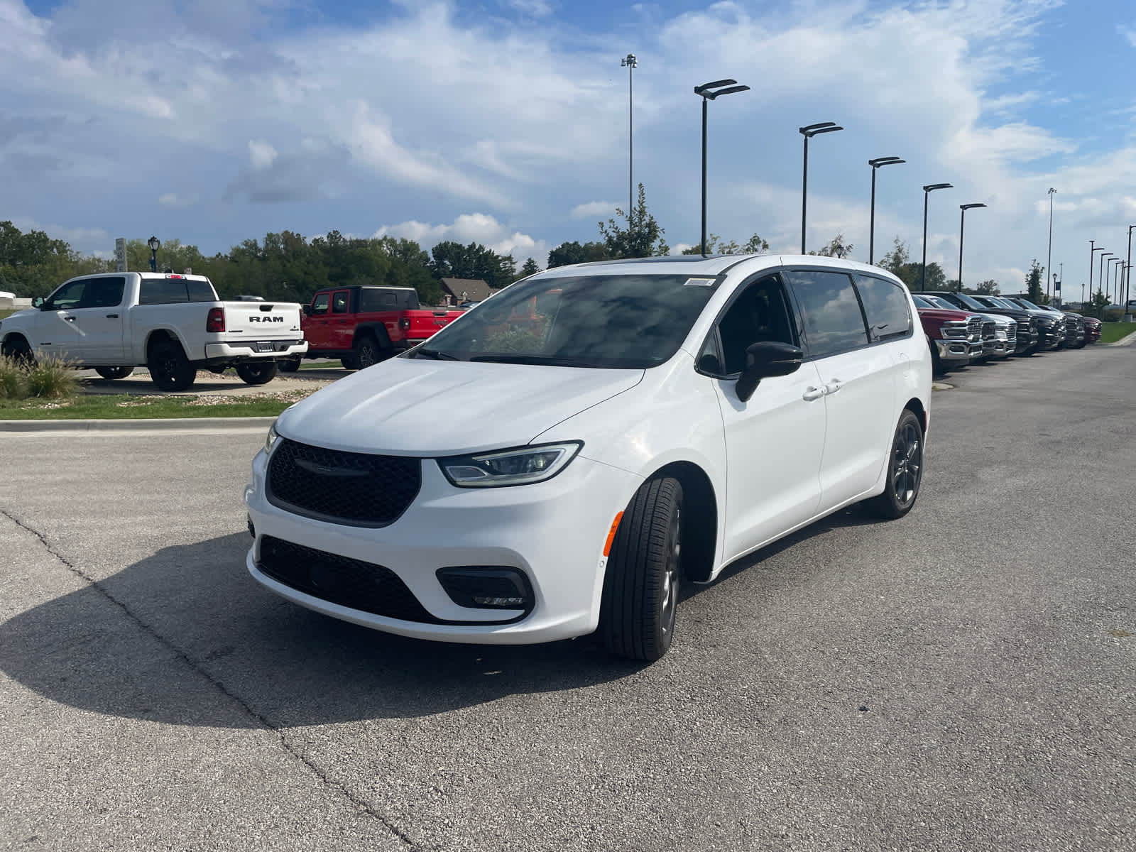 2026 Chrysler Pacifica photo 3