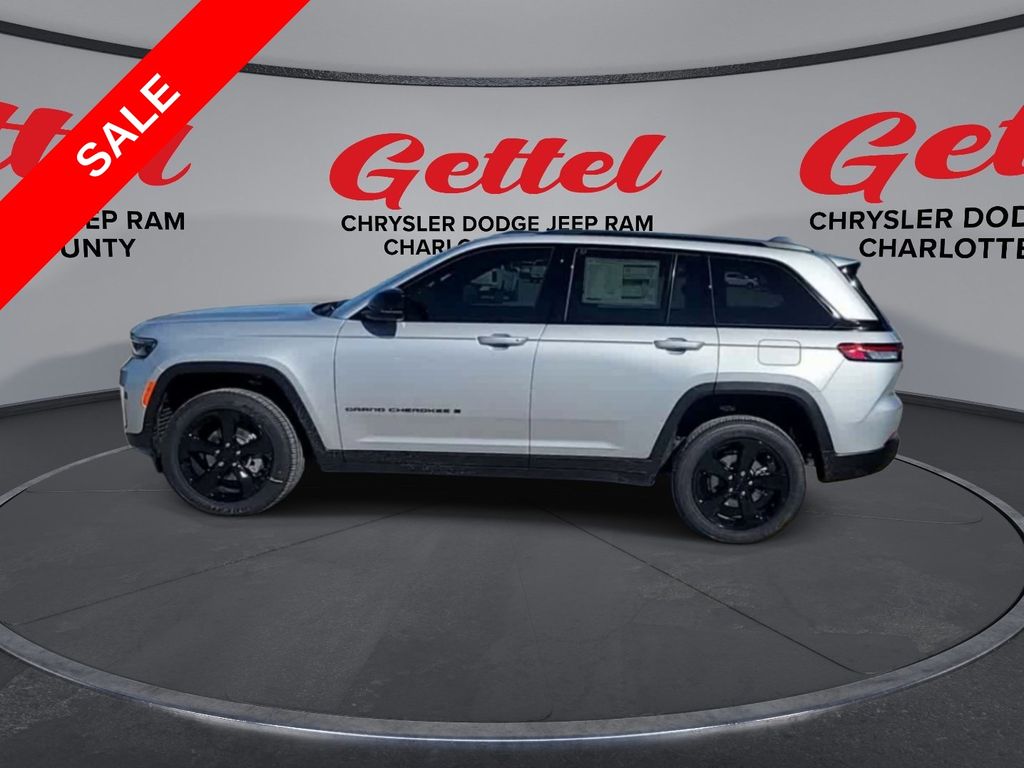 2025 Jeep Grand Cherokee Laredo Altitude photo 5