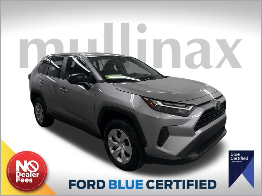 2024 Toyota RAV4 LE's photo
