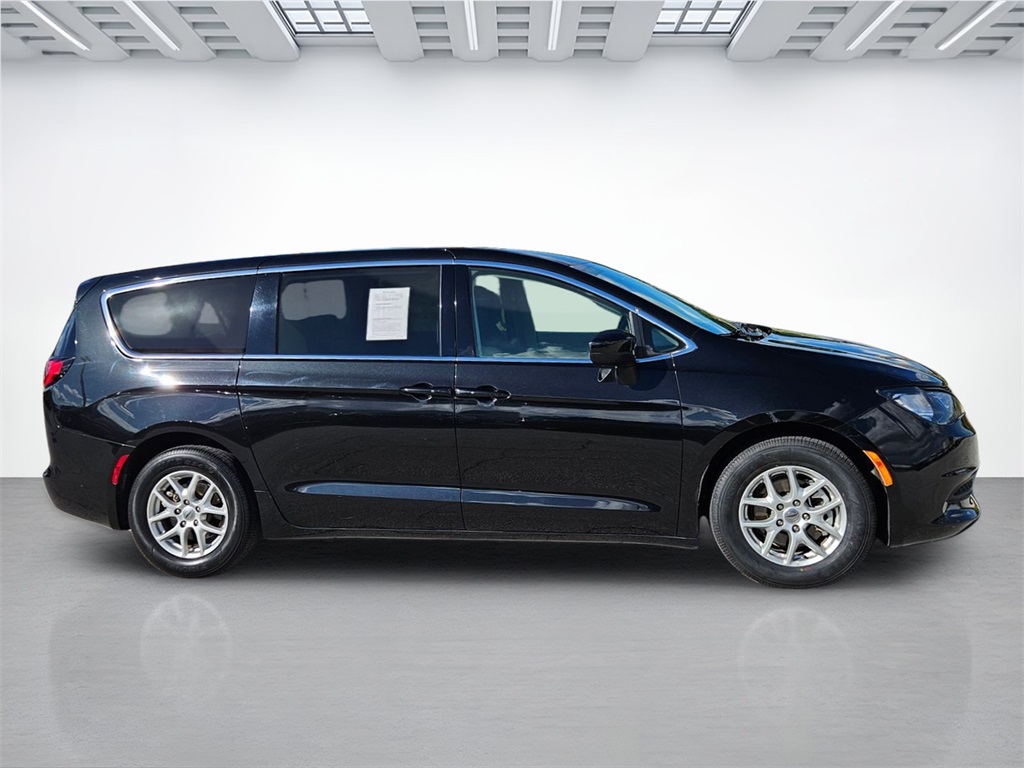 2022 Chrysler Voyager LX photo 4