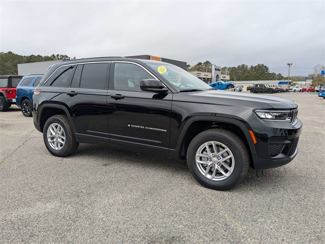 2025 Jeep Grand Cherokee Laredo X photo 2