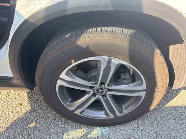 2018 Mercedes Benz GLC 300 4MATIC photo 3