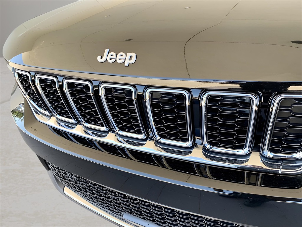 2025 Jeep Grand Cherokee Limited photo 2