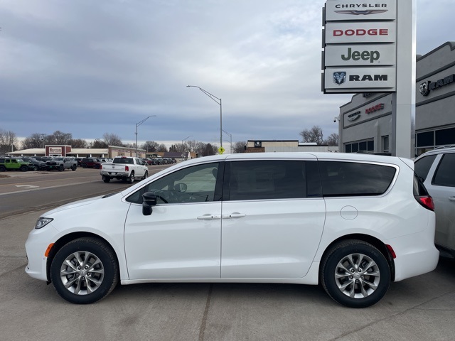 2026 Chrysler Pacifica Limited's photo