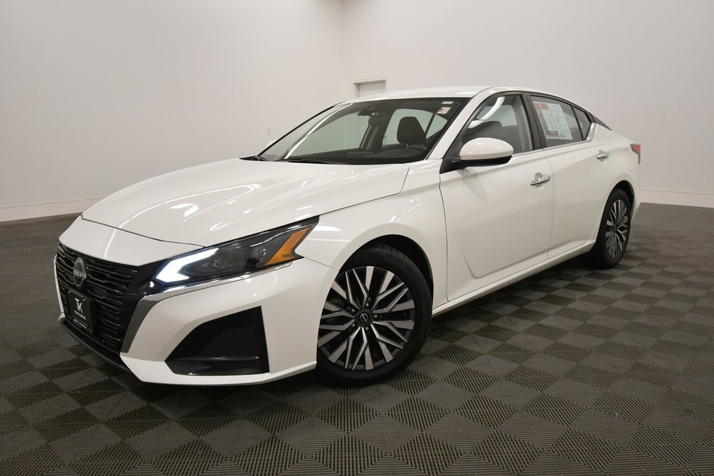 Used 2023 Nissan Altima SV with VIN 1N4BL4DV1PN381647 for sale in Rochester, Minnesota