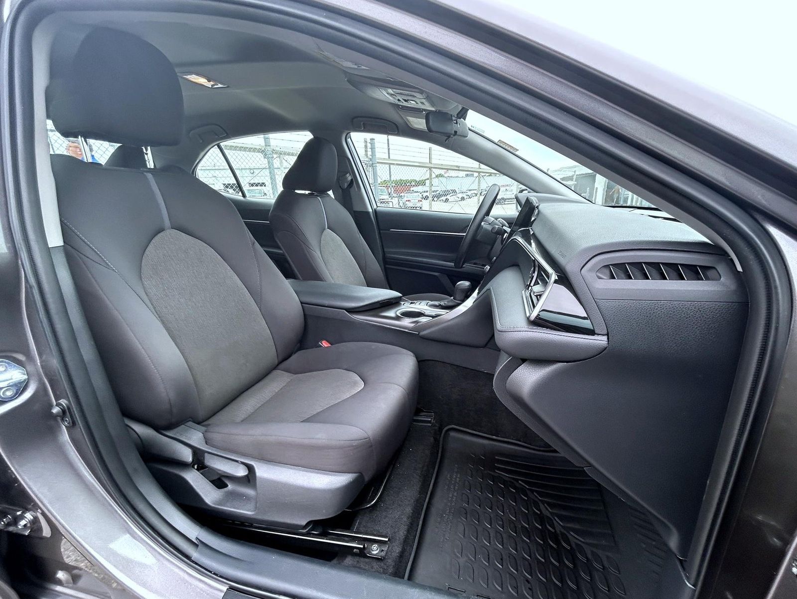 2022 Toyota Camry Hybrid LE photo 12
