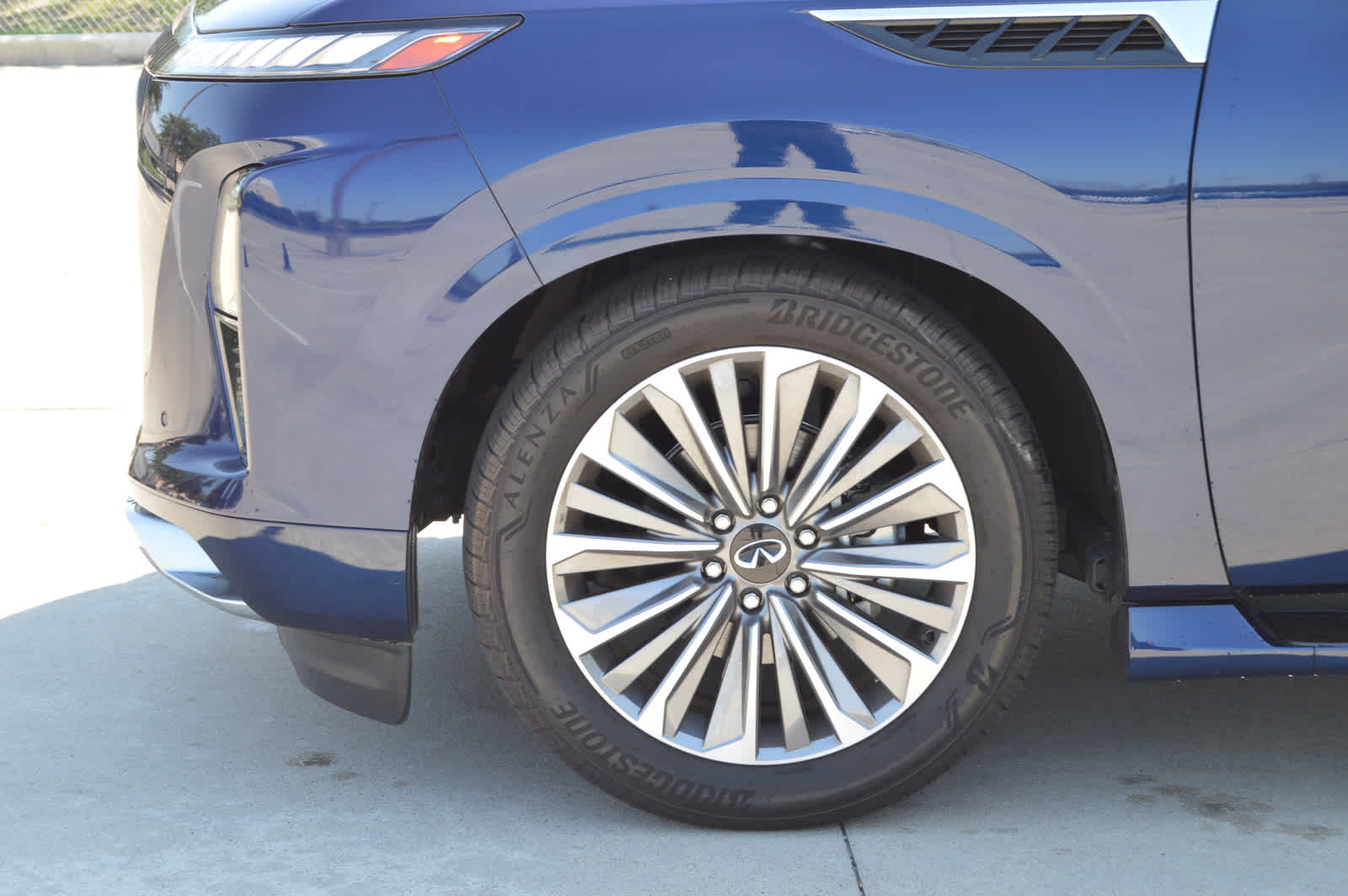 2025 Infiniti QX80 Luxe photo 8