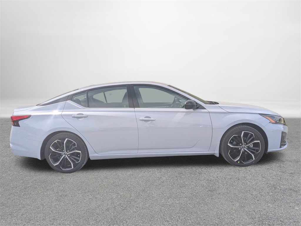 2025 Nissan Altima 2.5 SR photo 2
