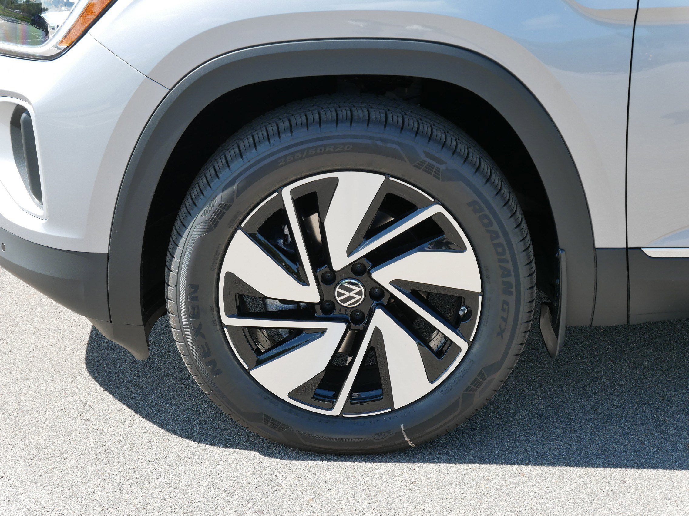 2026 Volkswagen Atlas SEL photo 4