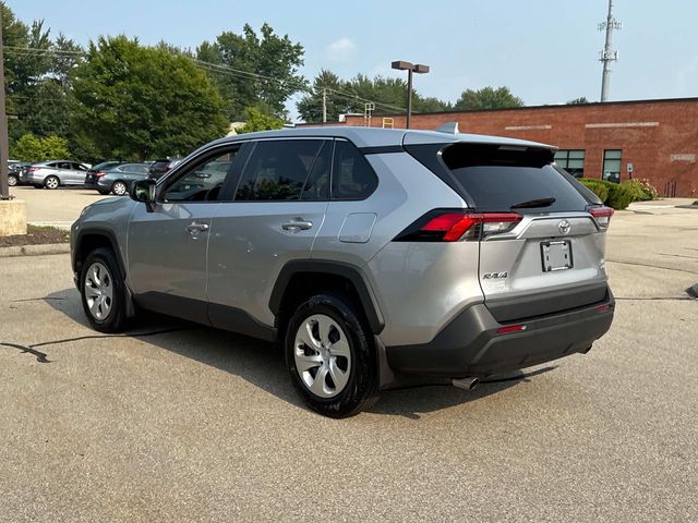 2022 Toyota RAV4 LE photo 5