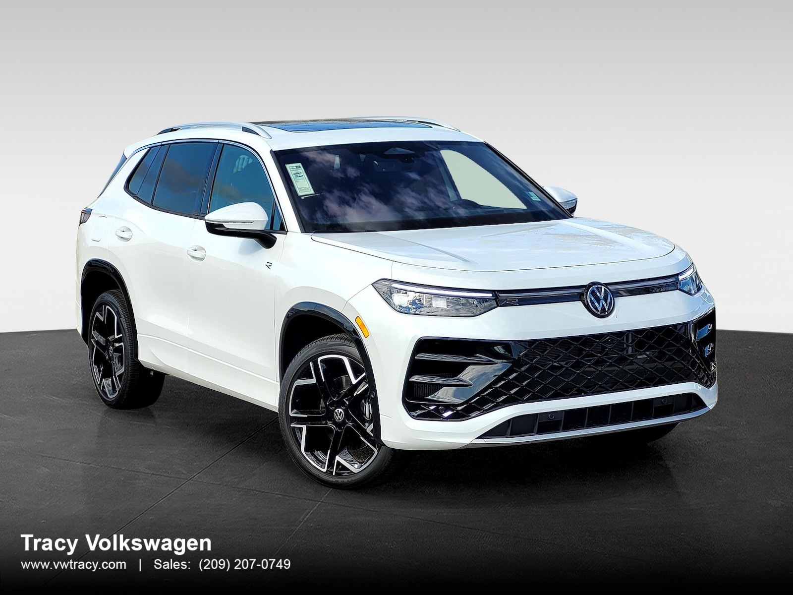 2026 Volkswagen Tiguan SEL R-LINE TURBO's photo