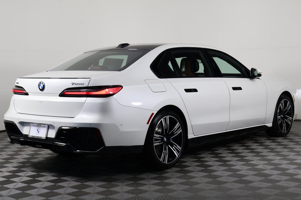2026 Bmw 750e photo 2