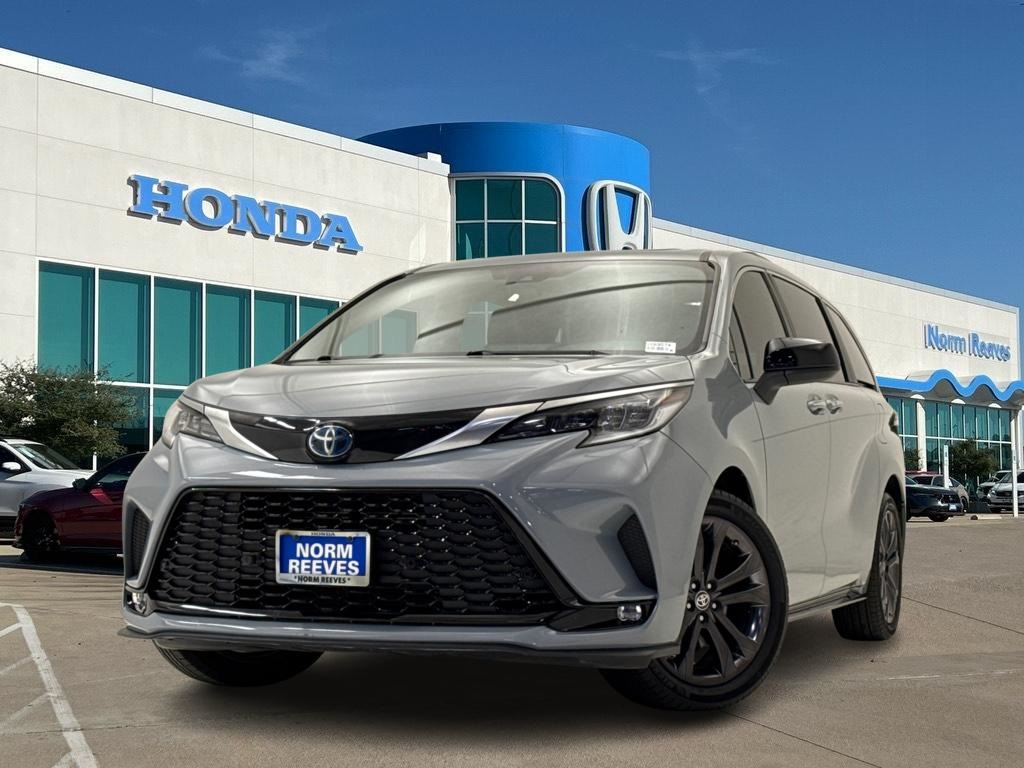 2023 Toyota Sienna XSE's photo