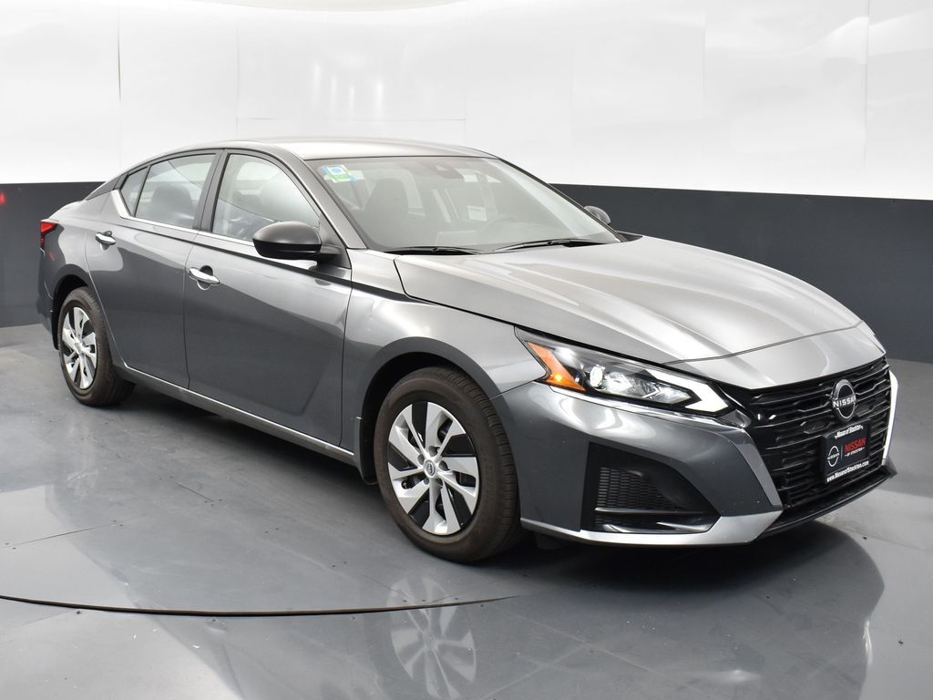 2025 Nissan Altima S's photo