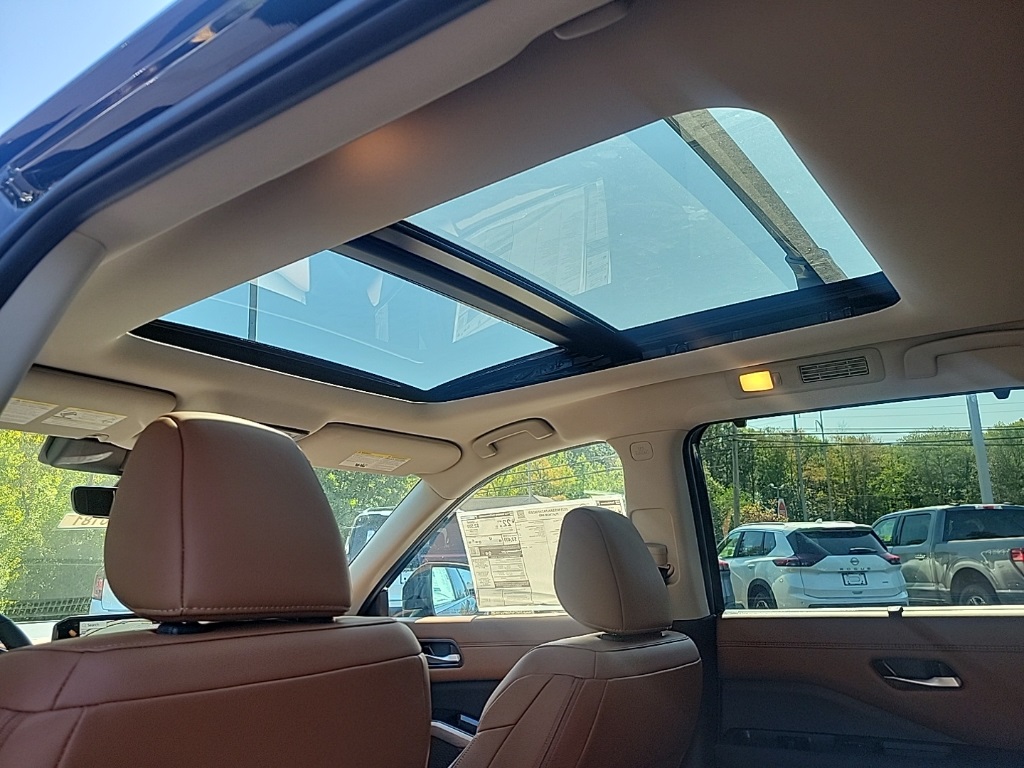 2025 Nissan Pathfinder Platinum photo 5
