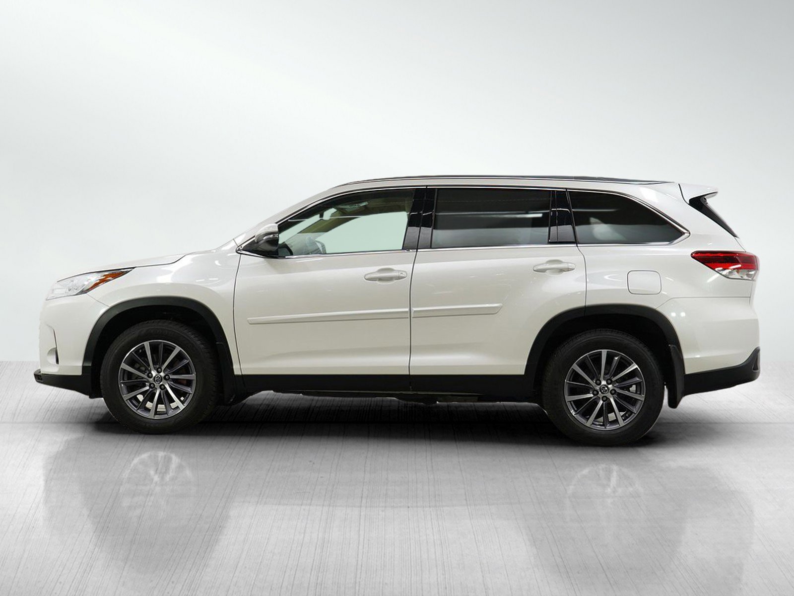 Used 2019 Toyota Highlander XLE with VIN 5TDJZRFH5KS609399 for sale in Minneapolis, Minnesota