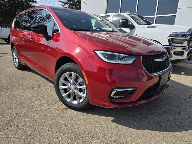 2026 Chrysler Pacifica Select's photo