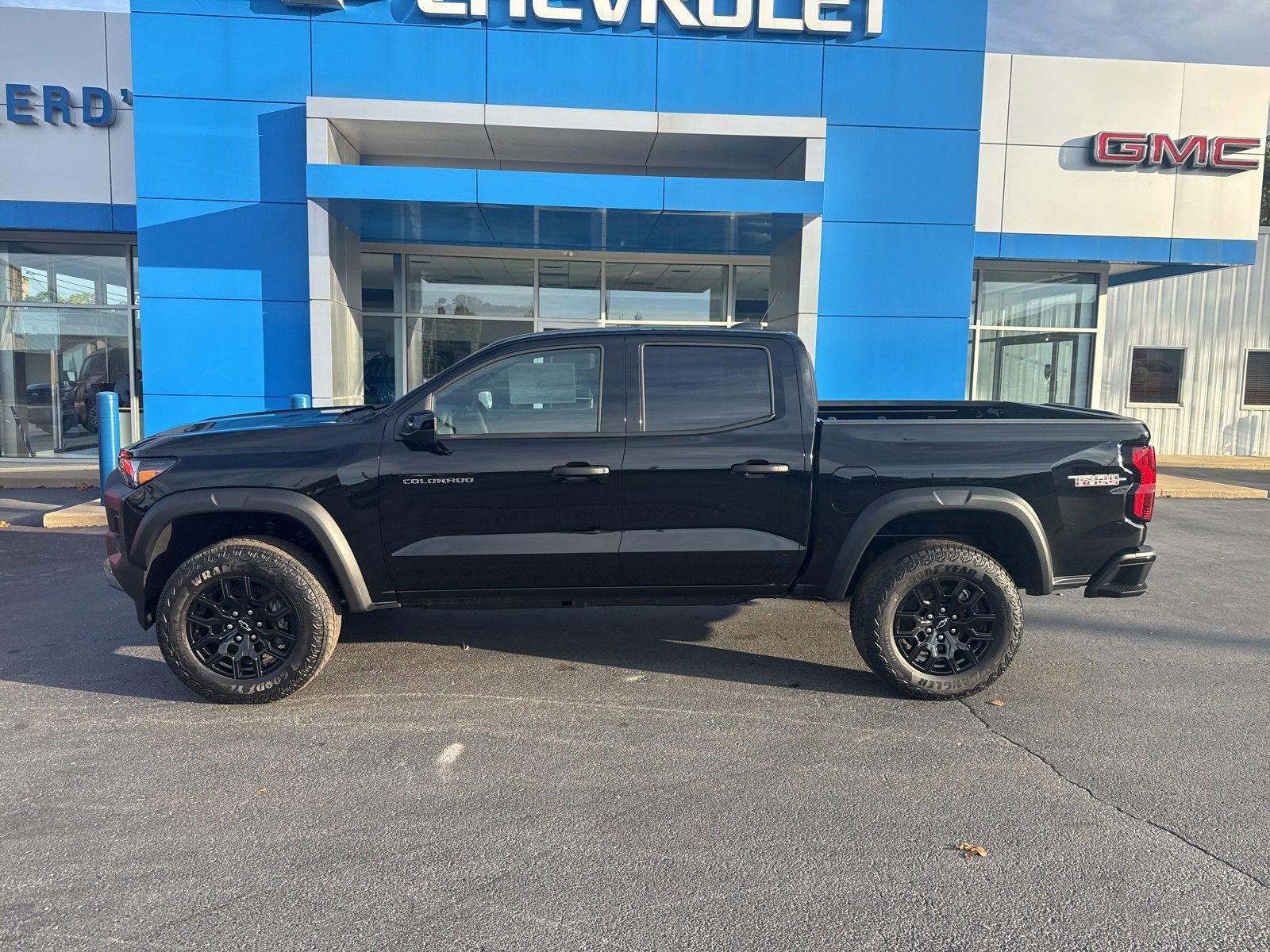 2026 Chevrolet Colorado Trail Boss photo 2