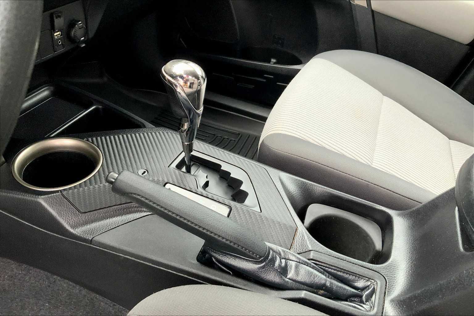 2015 Toyota RAV4 LE photo 14