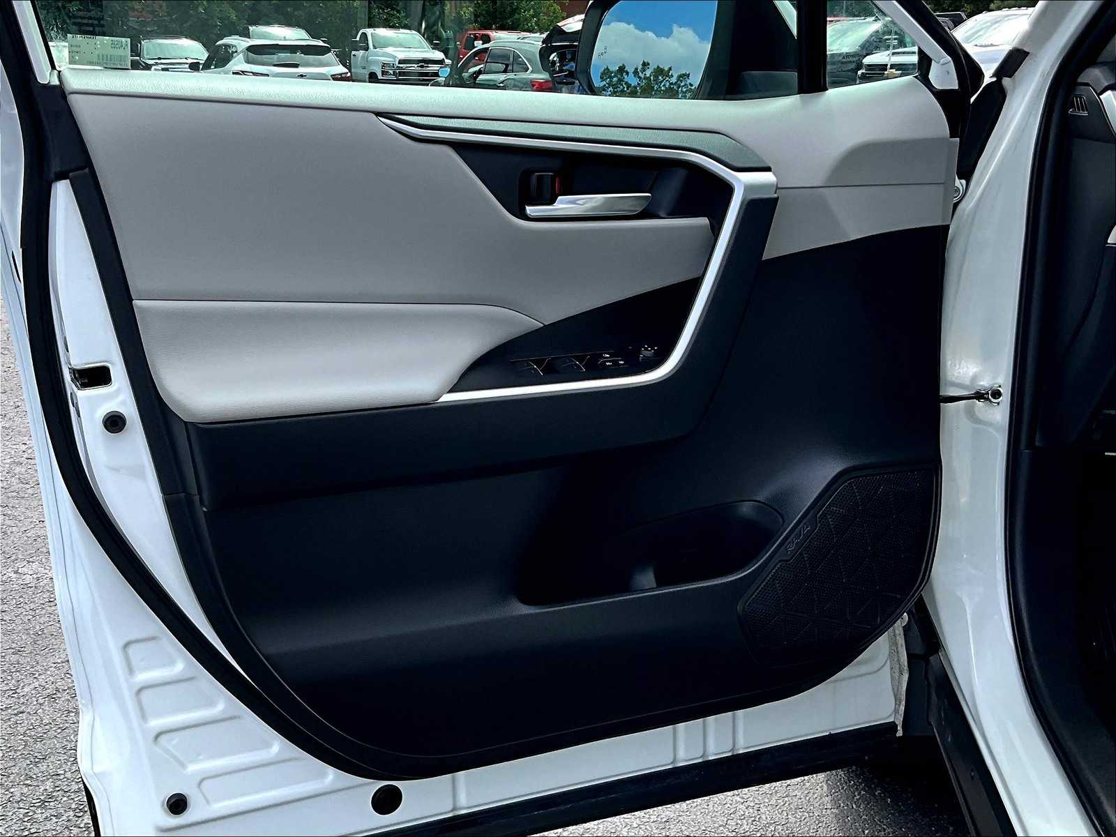 2023 Toyota RAV4 XLE photo 9