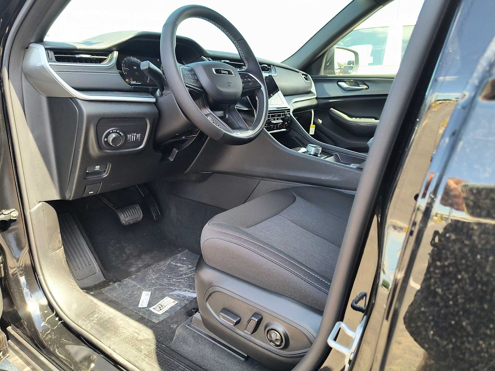 2025 Jeep Grand Cherokee Laredo X photo 2