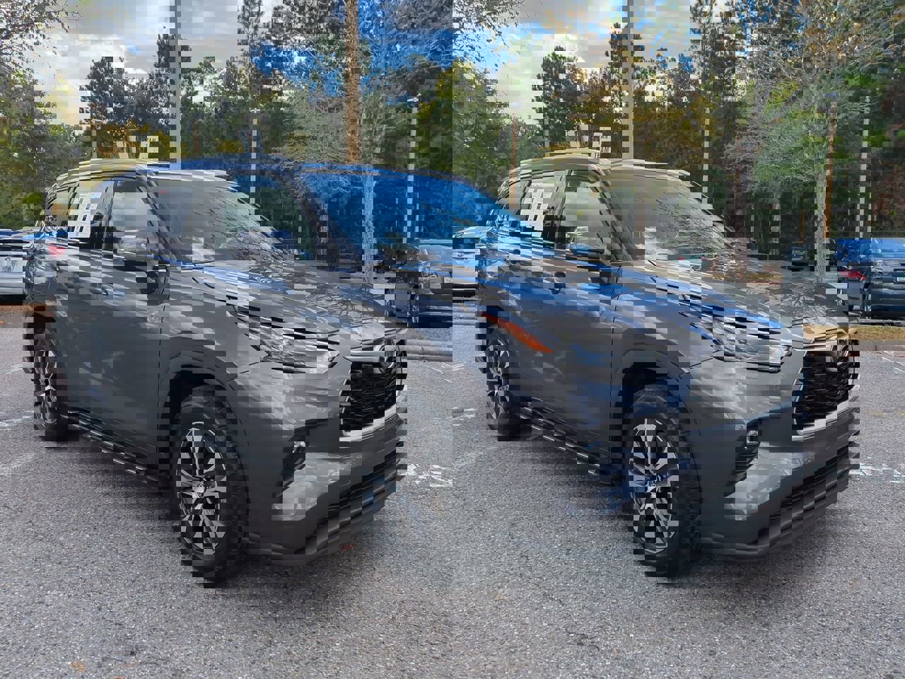 2022 Toyota Highlander XLE photo 3