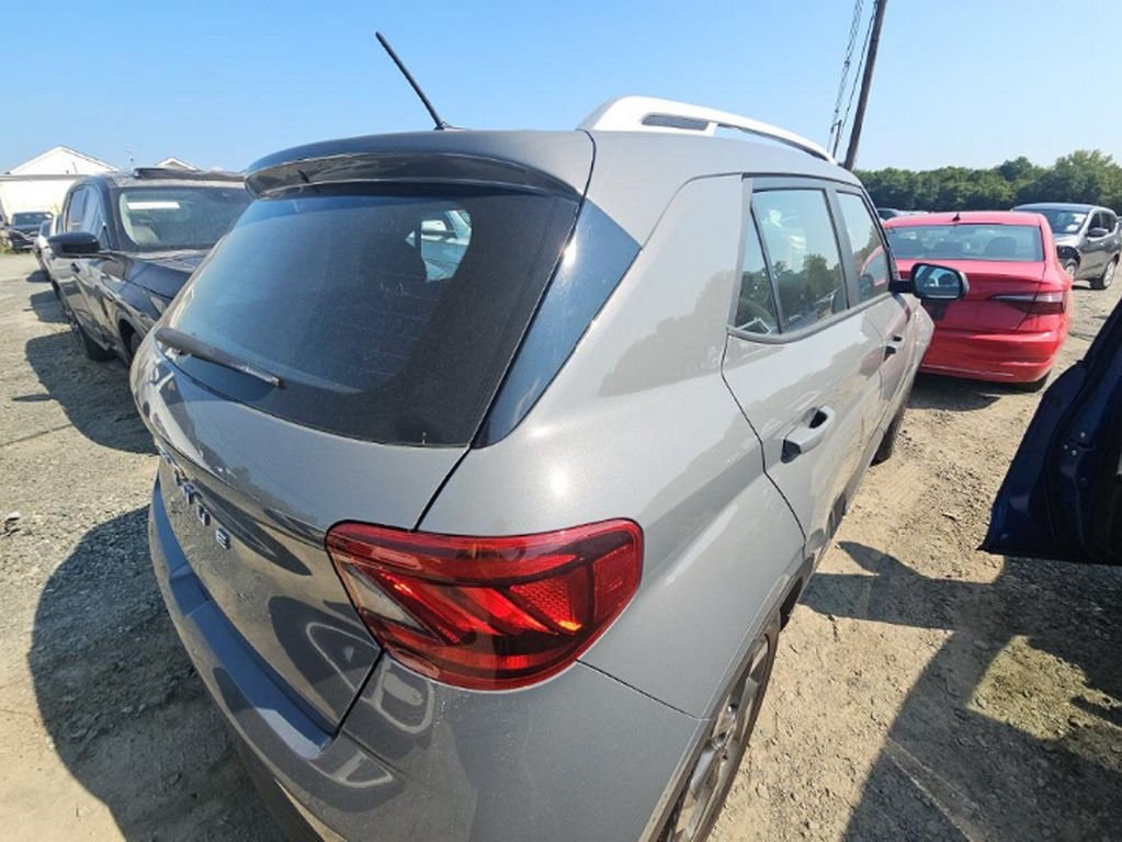 2023 Hyundai Venue SEL photo 2