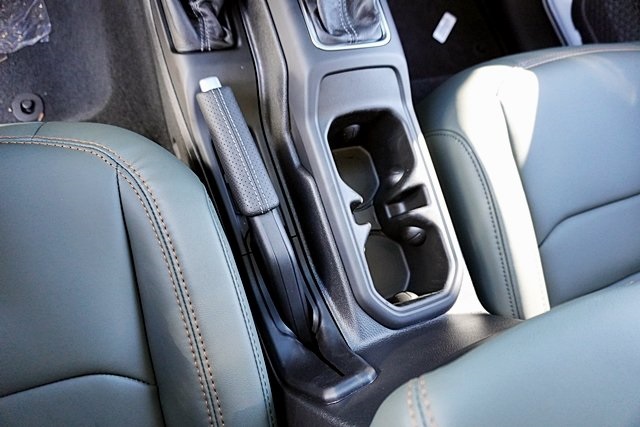 New 2025 Bright White Clear-Coat Exterior Paint Jeep Mojave image 38