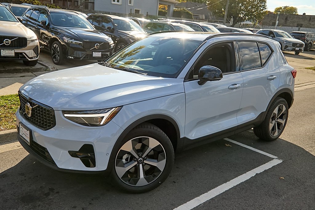 2026 VOLVO XC40 - Image 2