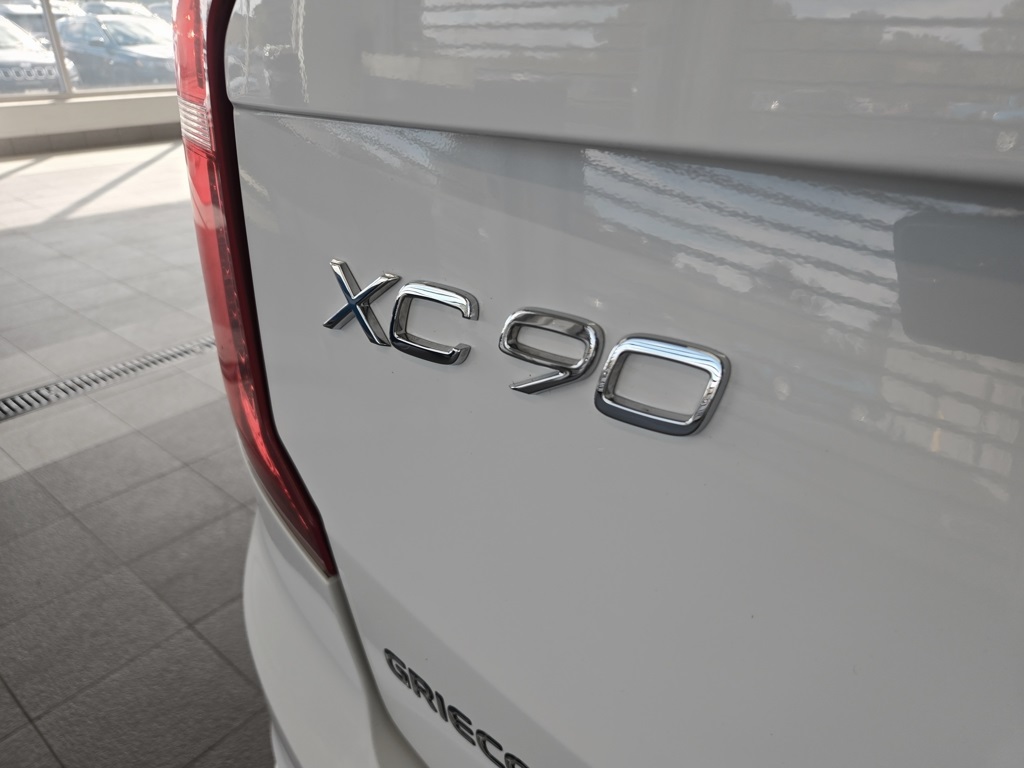 2016 Volvo XC90 T5 Momentum photo 12