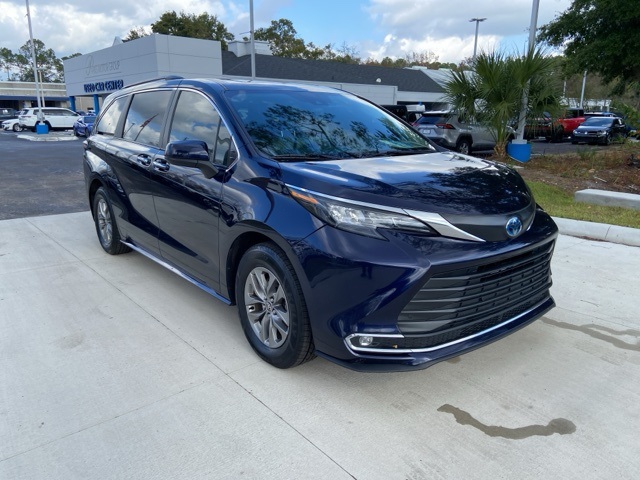 2024 Toyota Sienna XLE's photo