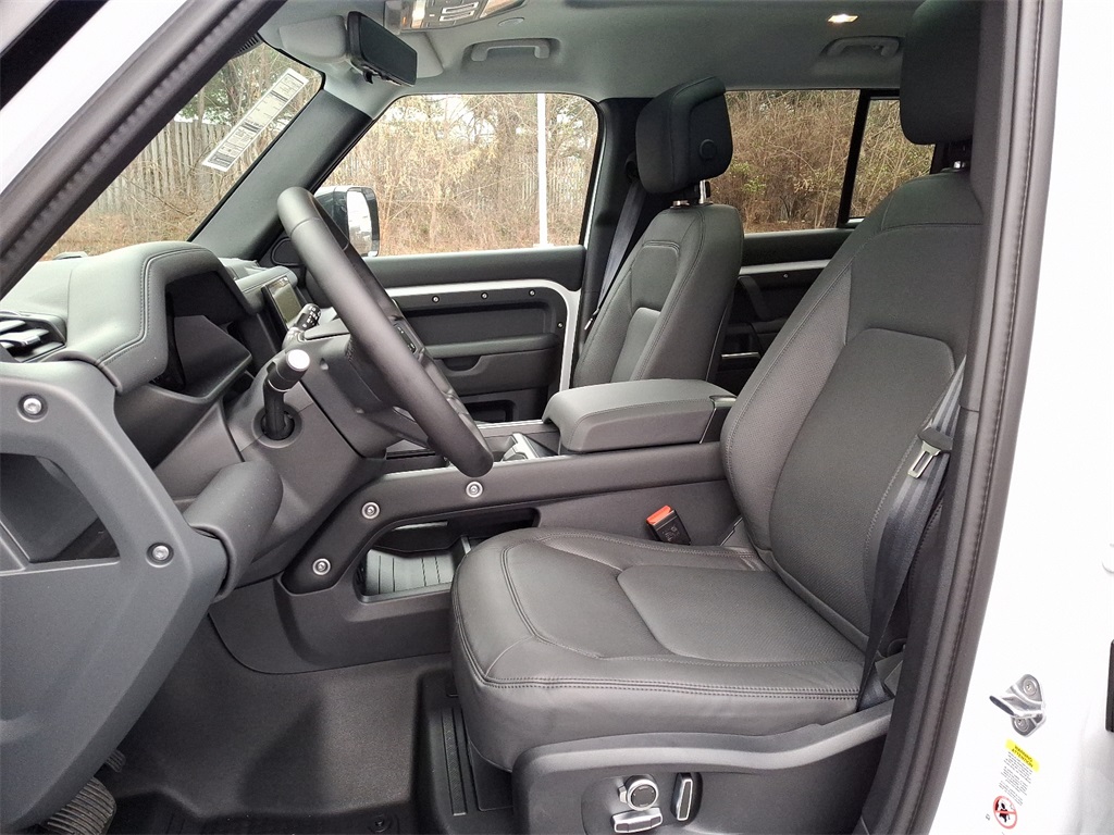 2025 Land Rover Defender 130 S photo 9