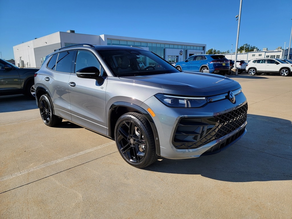 2025 Volkswagen Tiguan SE R-LINE BLACK's photo