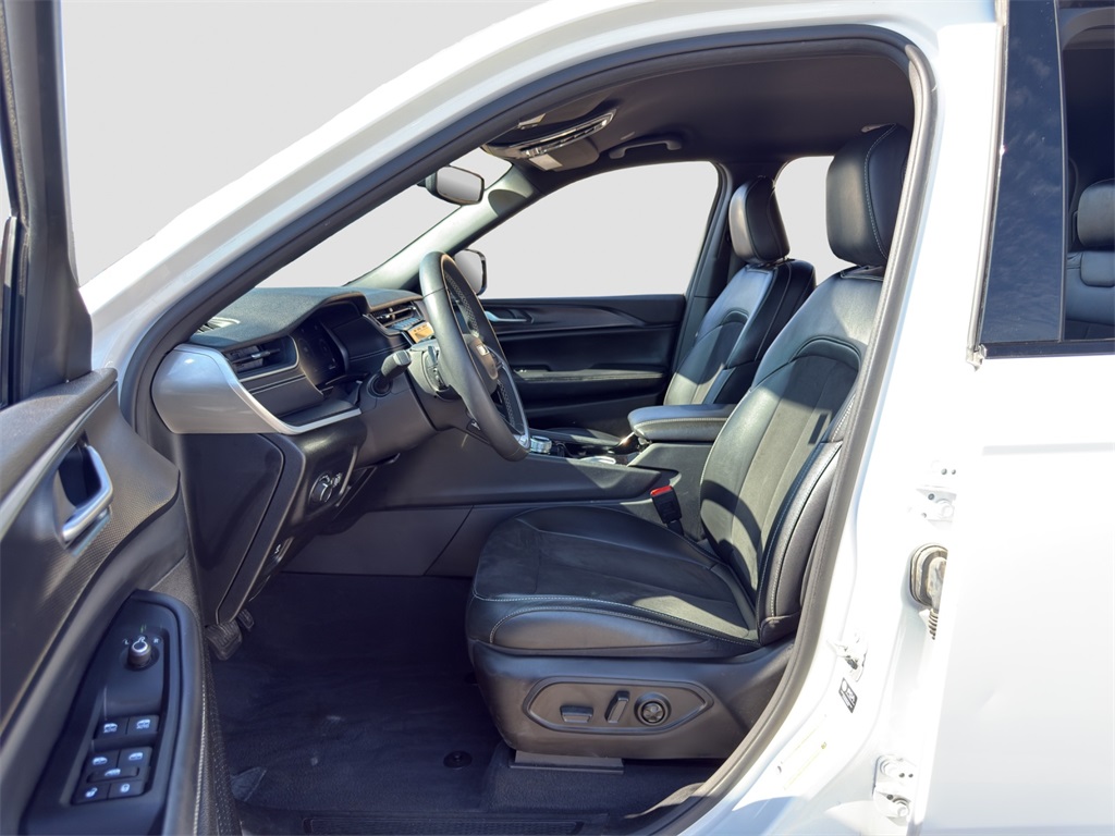 2023 Jeep Grand Cherokee Laredo Altitude photo 9