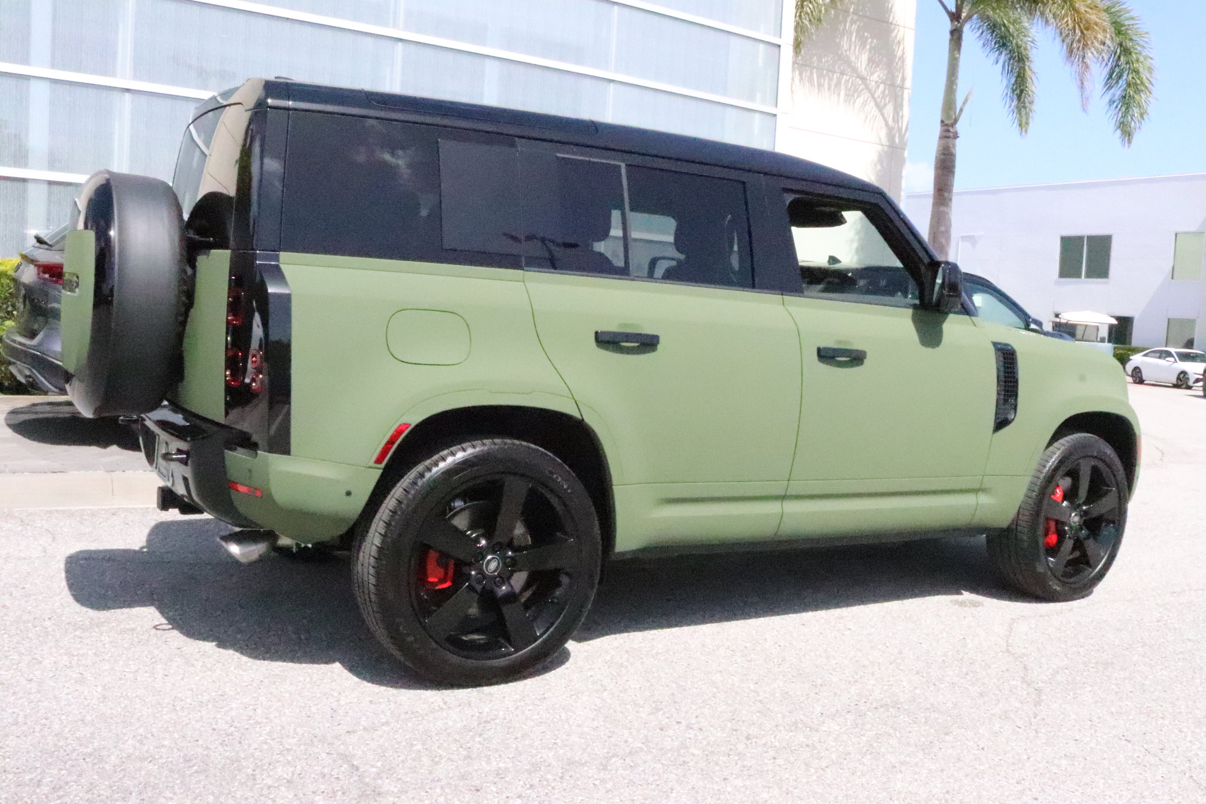 2025 Land Rover Defender X-Dynamic SE photo 3