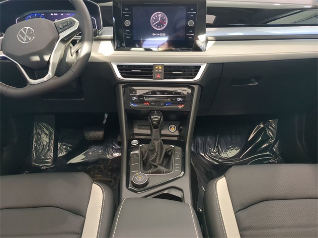 2025 Volkswagen Taos SEL photo 10