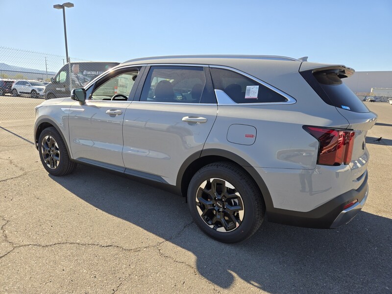 2025 Kia Sorento S photo 4