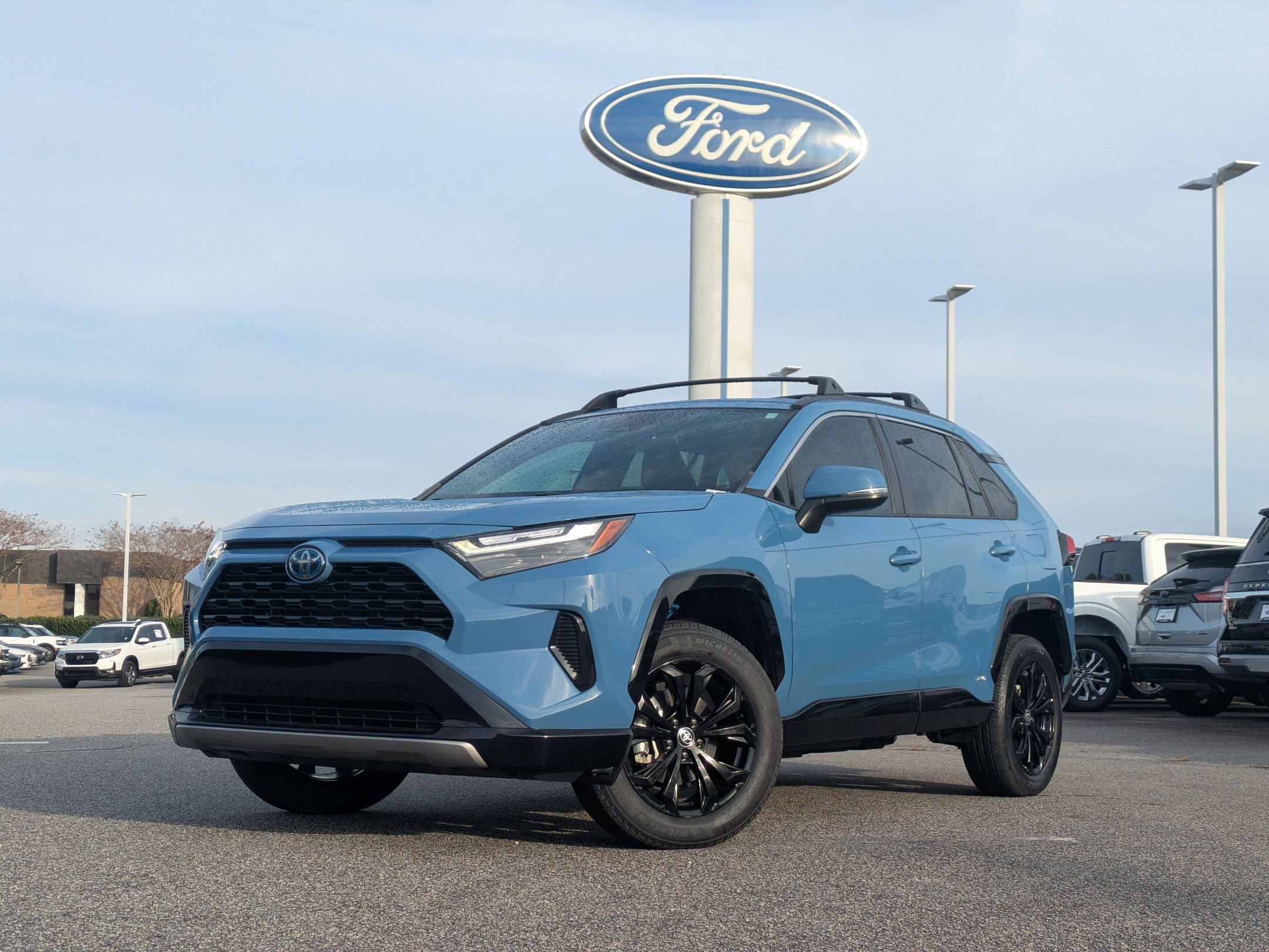 2023 Toyota RAV4 SE's photo
